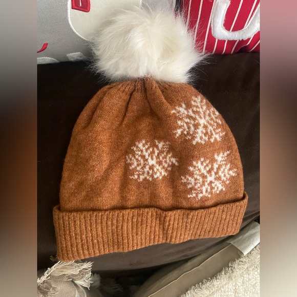 LOFT Rust Snowflake Pom Pom Beanie - Picture 1 of 3